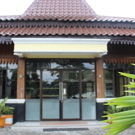 Hotel Simpang Tujuh à Cepu Extérieur photo