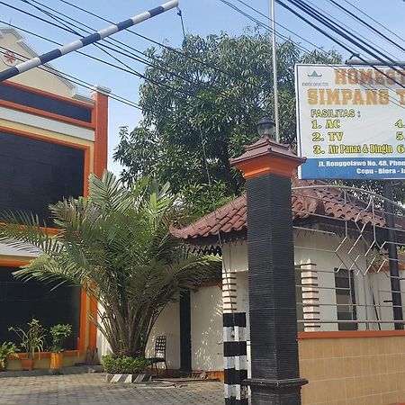 Hotel Simpang Tujuh à Cepu Extérieur photo