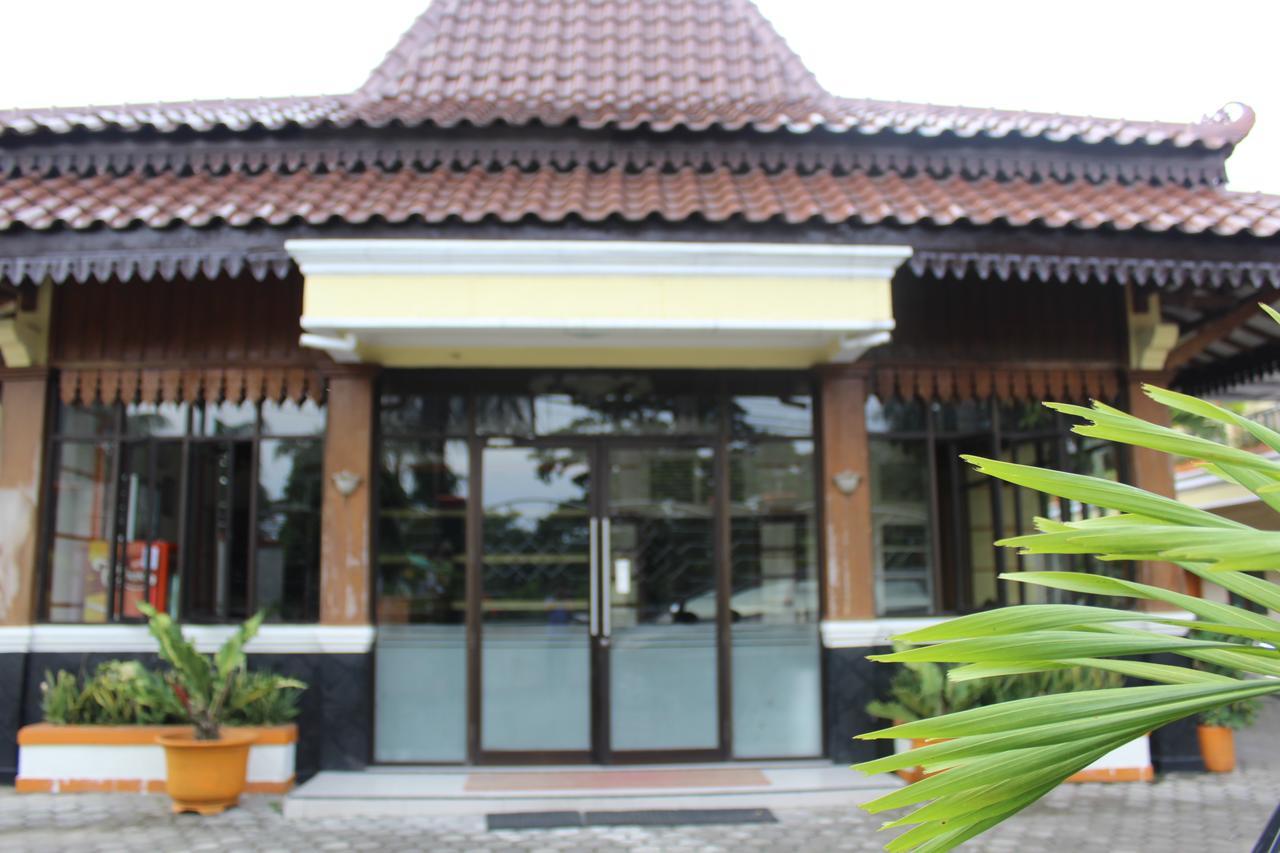 Hotel Simpang Tujuh à Cepu Extérieur photo