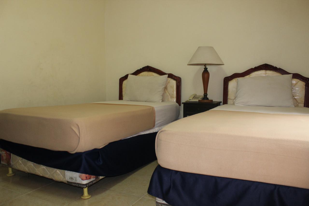 Hotel Simpang Tujuh à Cepu Extérieur photo