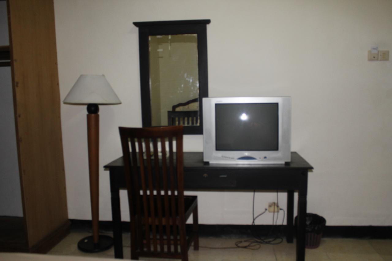 Hotel Simpang Tujuh à Cepu Extérieur photo