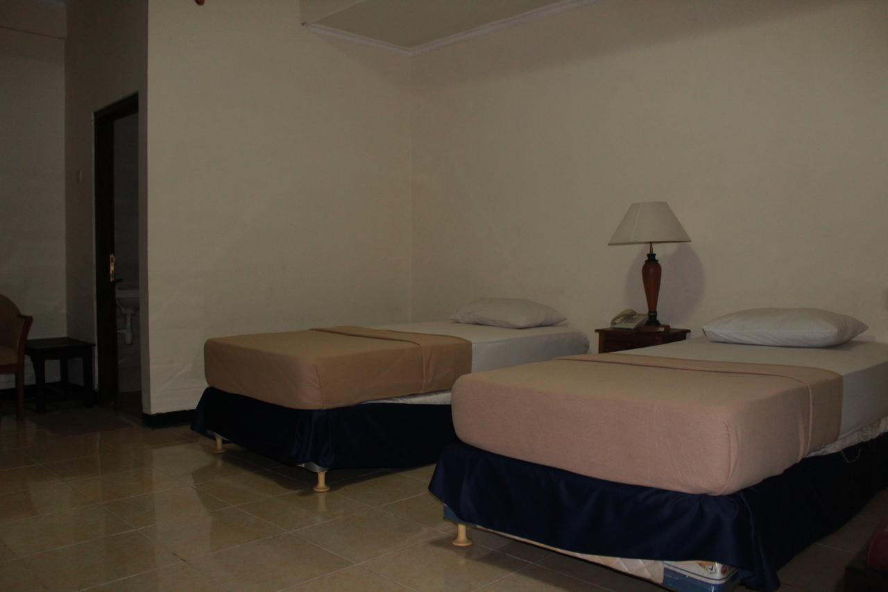 Hotel Simpang Tujuh à Cepu Extérieur photo