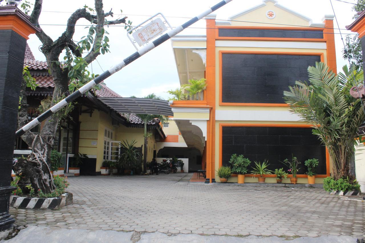 Hotel Simpang Tujuh à Cepu Extérieur photo