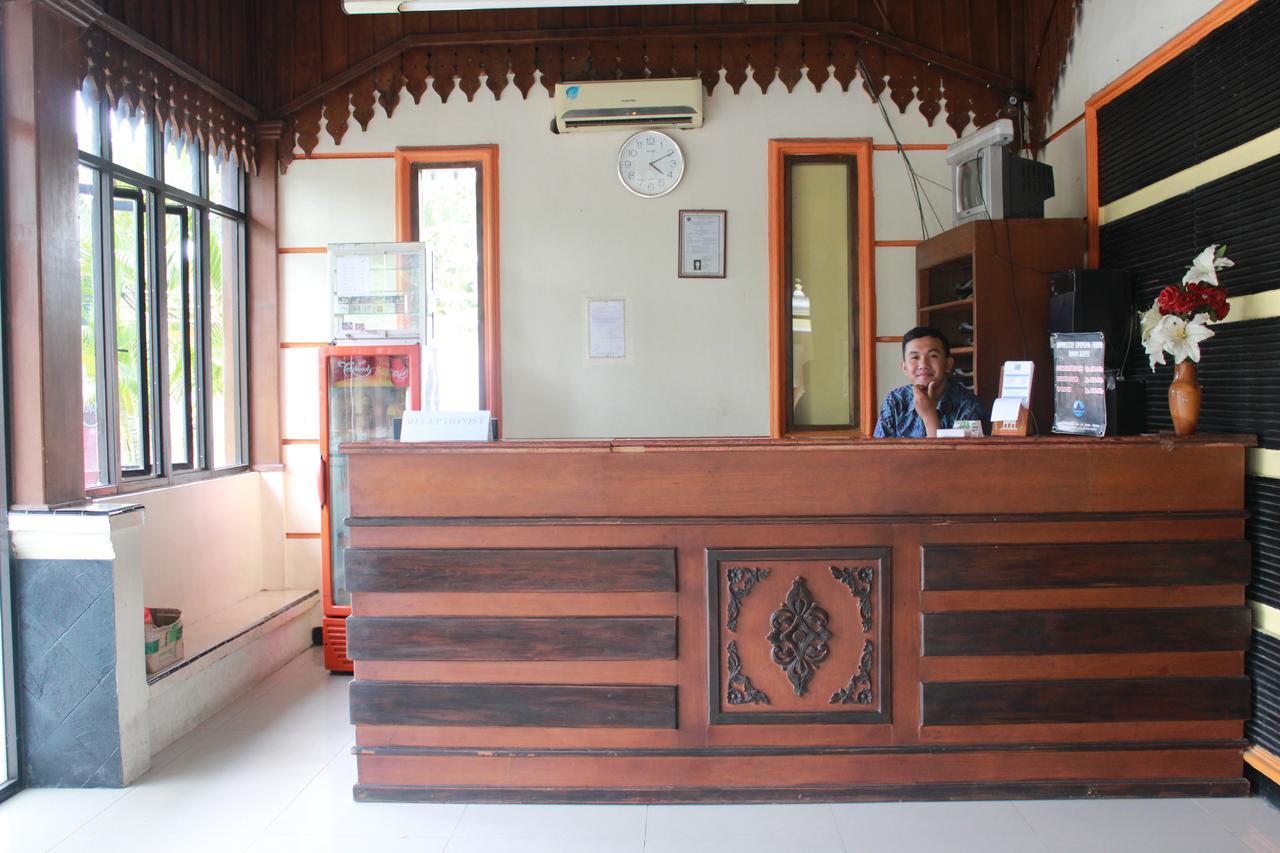Hotel Simpang Tujuh à Cepu Extérieur photo