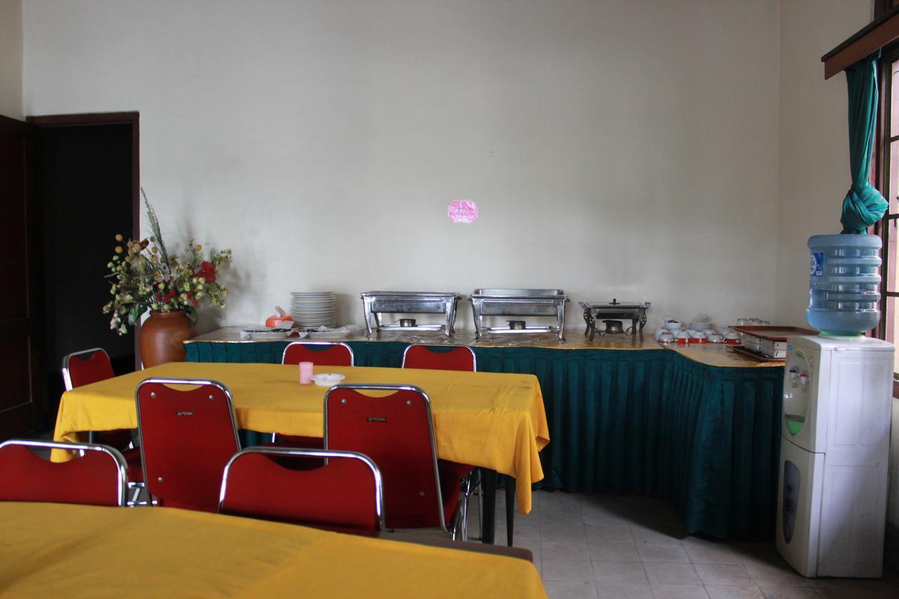 Hotel Simpang Tujuh à Cepu Extérieur photo