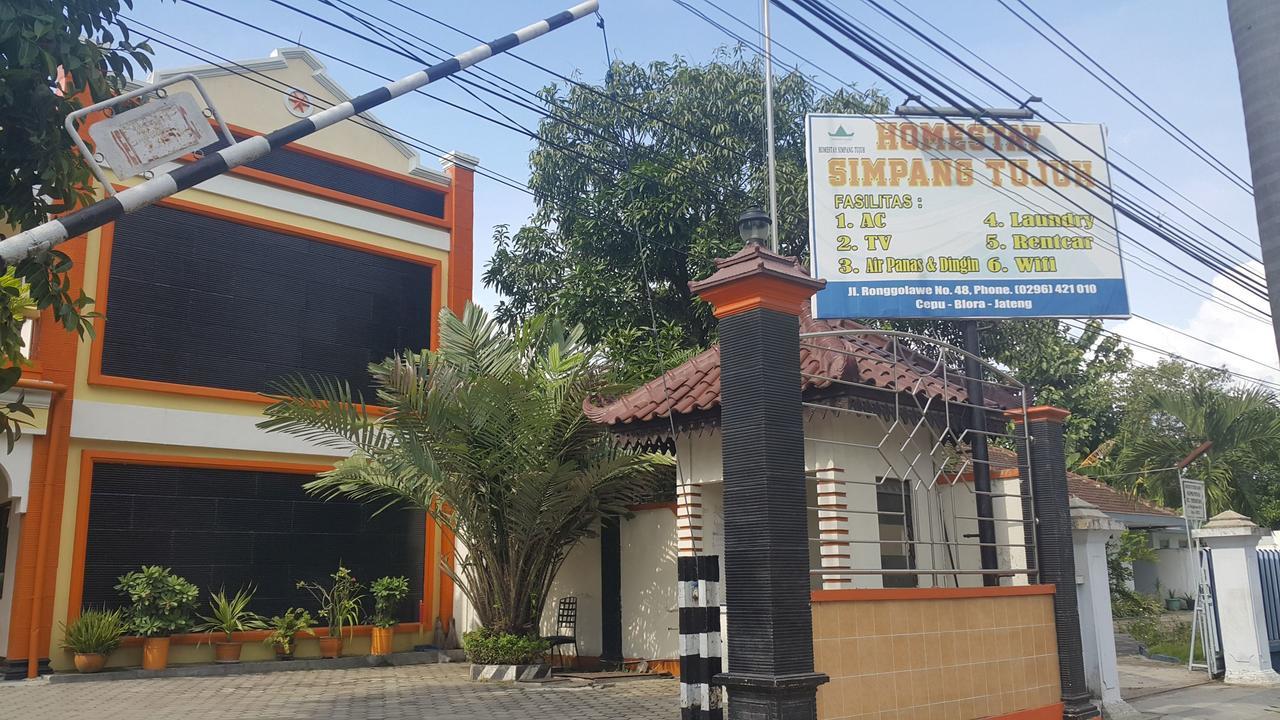 Hotel Simpang Tujuh à Cepu Extérieur photo