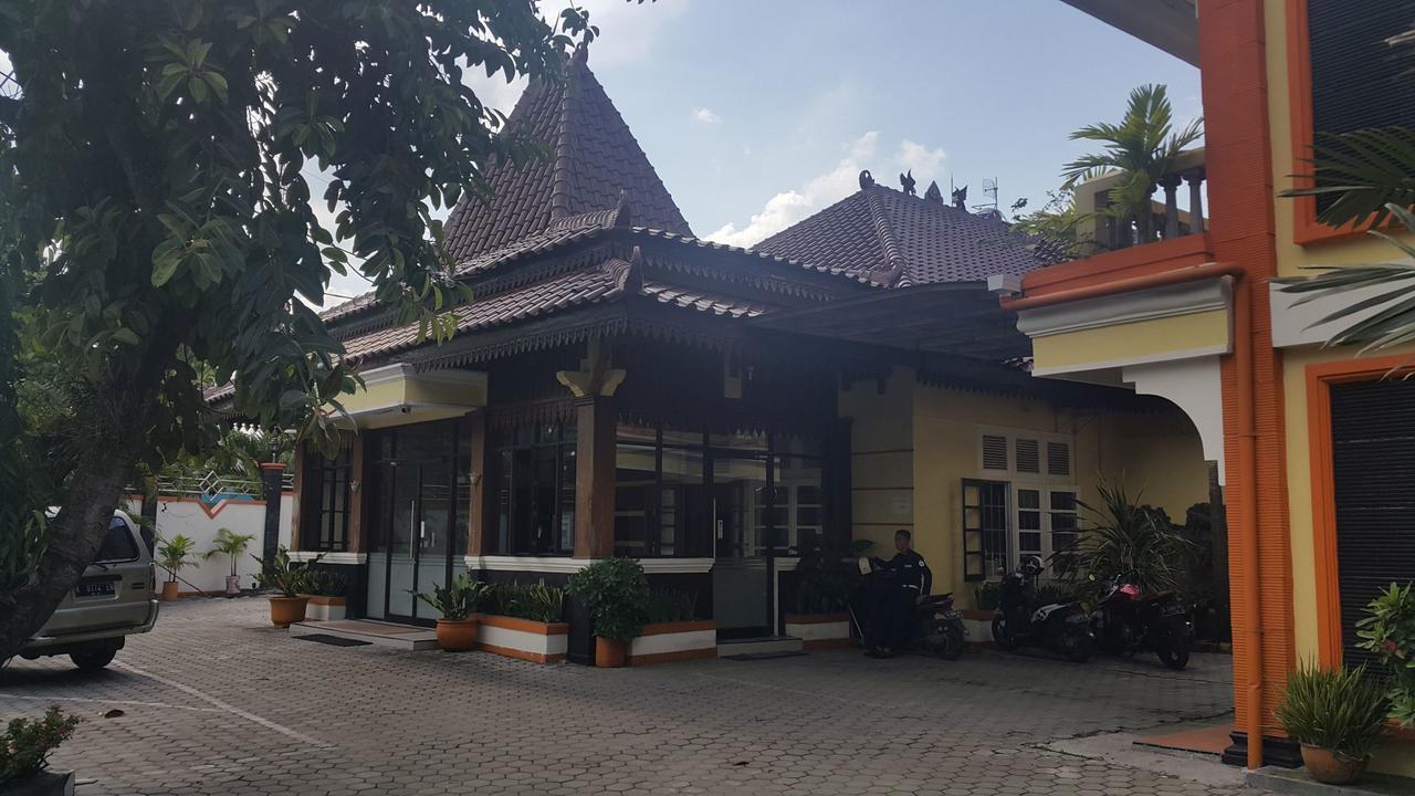 Hotel Simpang Tujuh à Cepu Extérieur photo