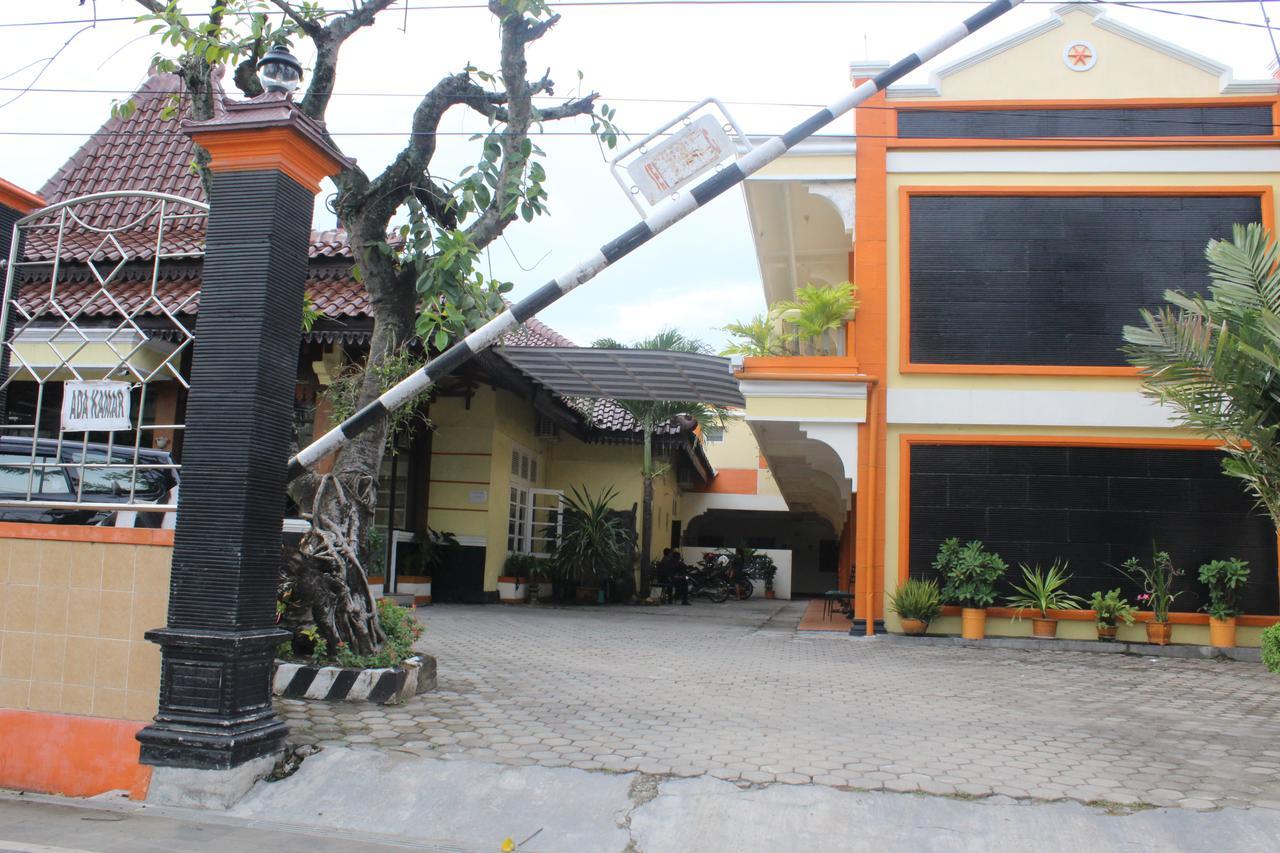 Hotel Simpang Tujuh à Cepu Extérieur photo