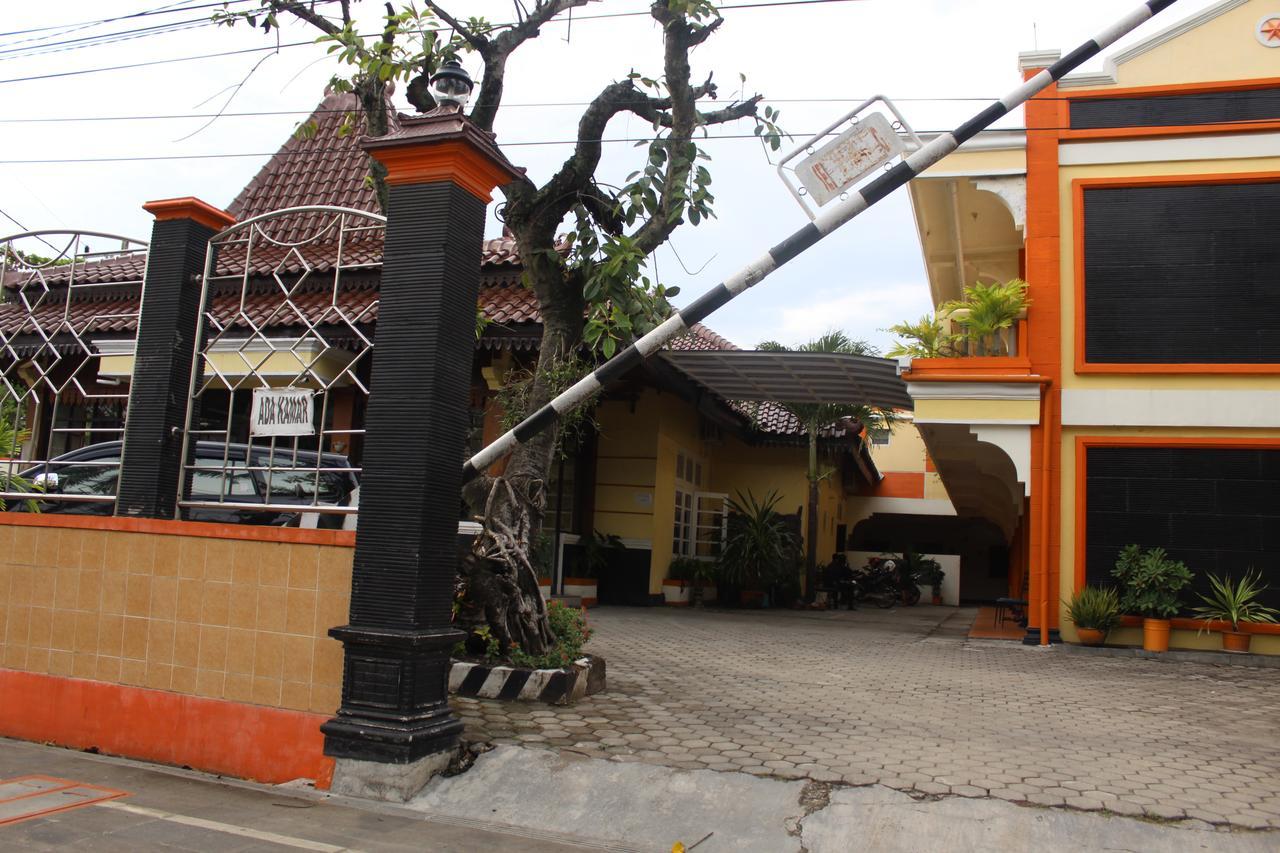 Hotel Simpang Tujuh à Cepu Extérieur photo