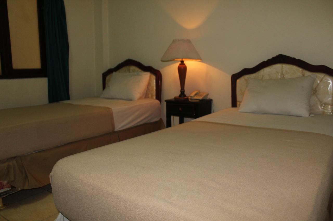 Hotel Simpang Tujuh à Cepu Extérieur photo