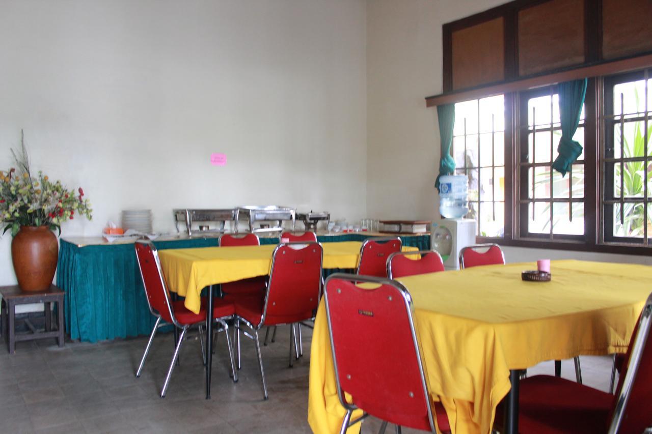 Hotel Simpang Tujuh à Cepu Extérieur photo